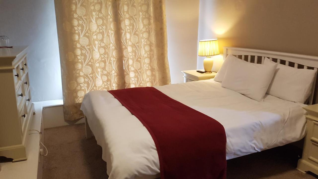 The Bounty Bar Guesthouse ทริม ภายนอก รูปภาพ