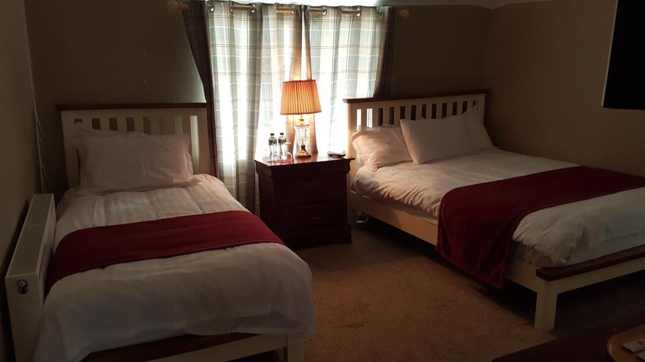 The Bounty Bar Guesthouse ทริม ภายนอก รูปภาพ